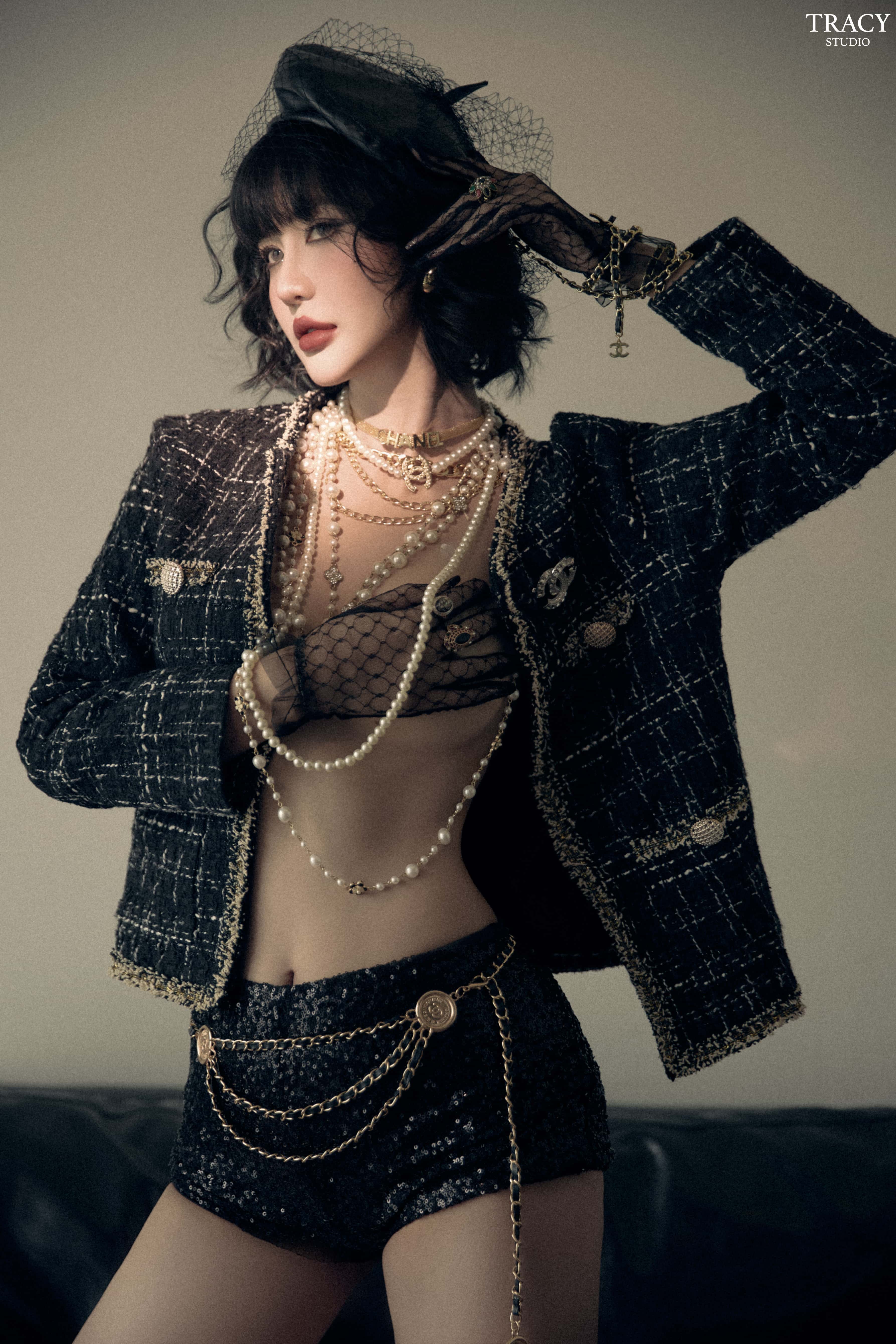 tracy studio chụp concept sexy triệu hồng